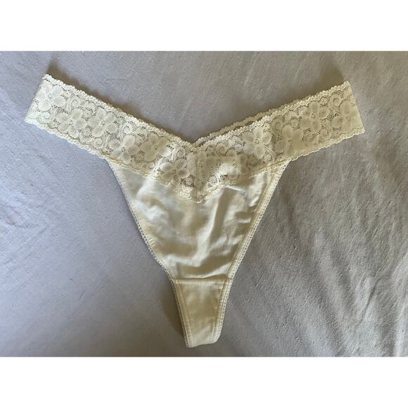 NoS Maidenform Bodymates M 7 Cream Lace Thong String Bikini Panties Underwear - Picture 1 of 4
